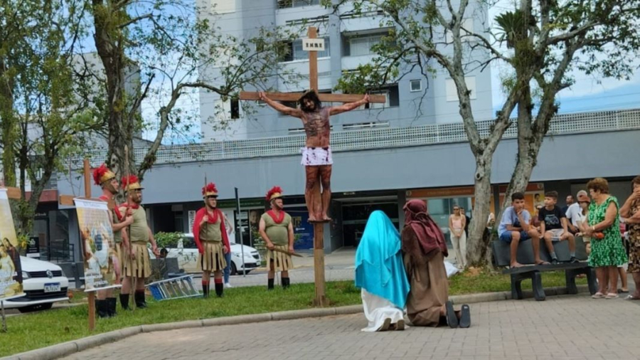 Com corações tocados, fiéis vivem a força da Páscoa em Morro da Fumaça